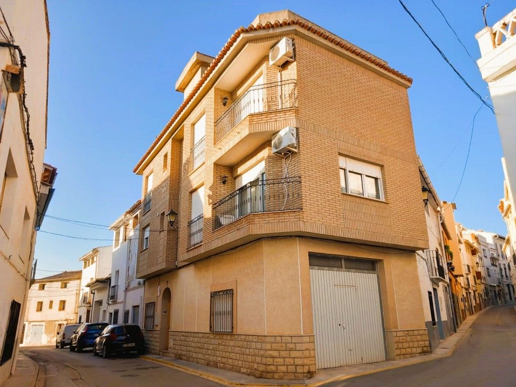 Vista exterior de Casa adosada en venda en Villar del Arzobispo amb Aire condicionat, Terrassa i Traster