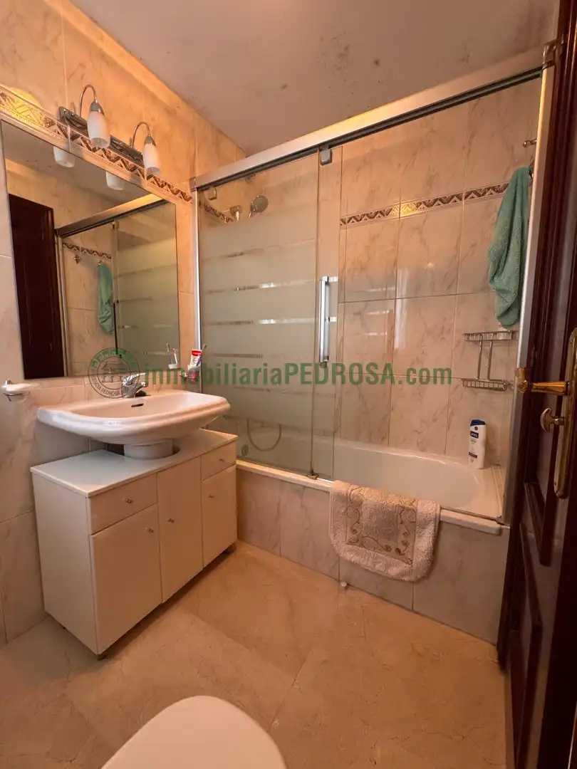 Baño de Piso en venta en Pontevedra Capital  con Calefacción, Terraza y Trastero