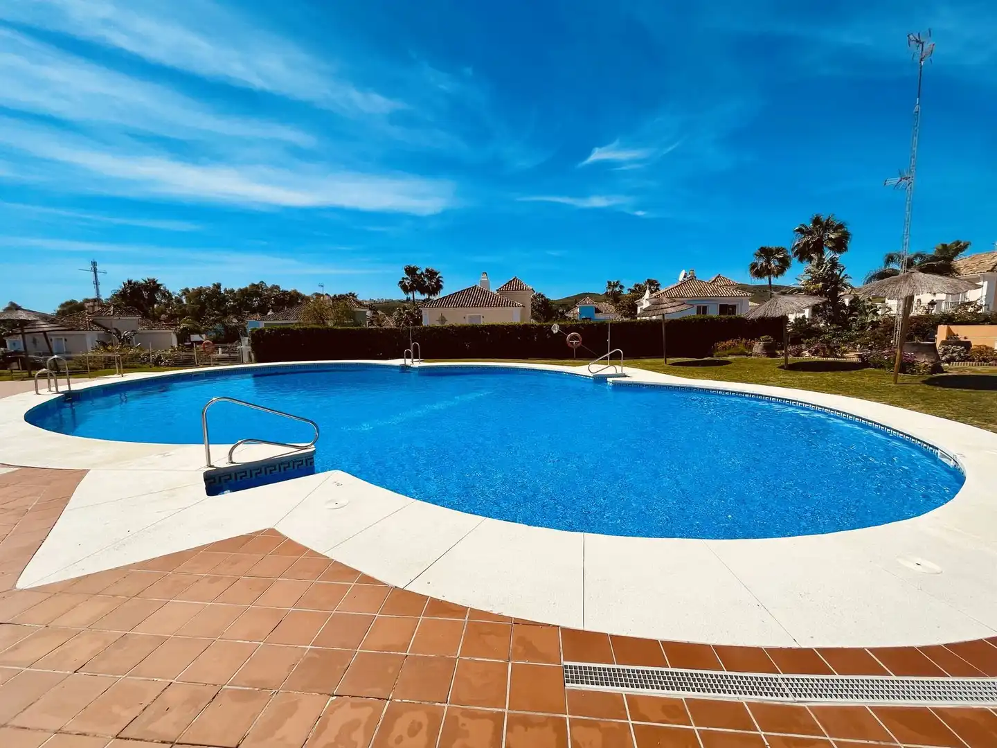 Piscina de Casa adosada en venda en Manilva amb Aire condicionat, Terrassa i Traster
