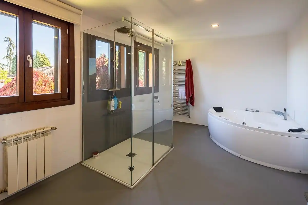 Baño de Casa adosada en venta en Boadilla del Monte con Aire acondicionado, Calefacción y Jardín privado