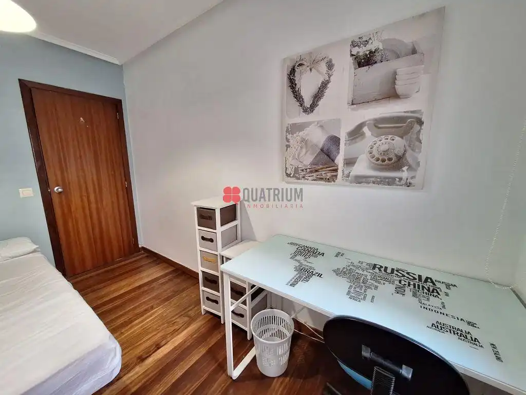 Bedroom of Flat for rent in Santiago de Compostela   with Furnished