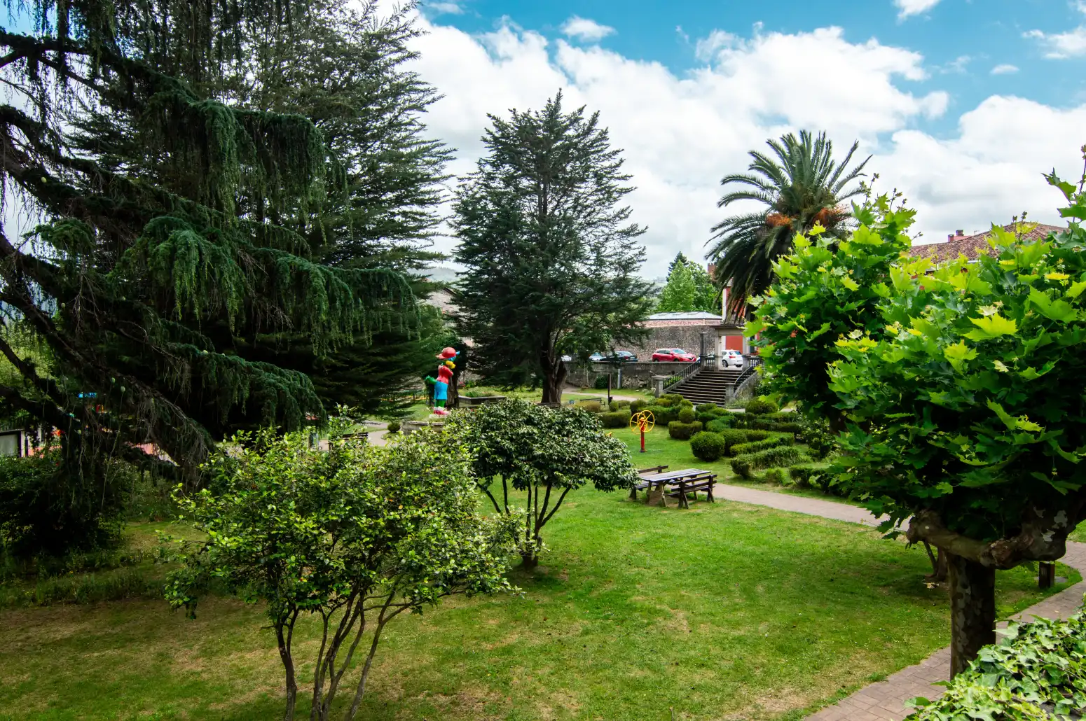 Jardí de Casa o xalet en venda en Salas amb Calefacció, Parquet i Moblat