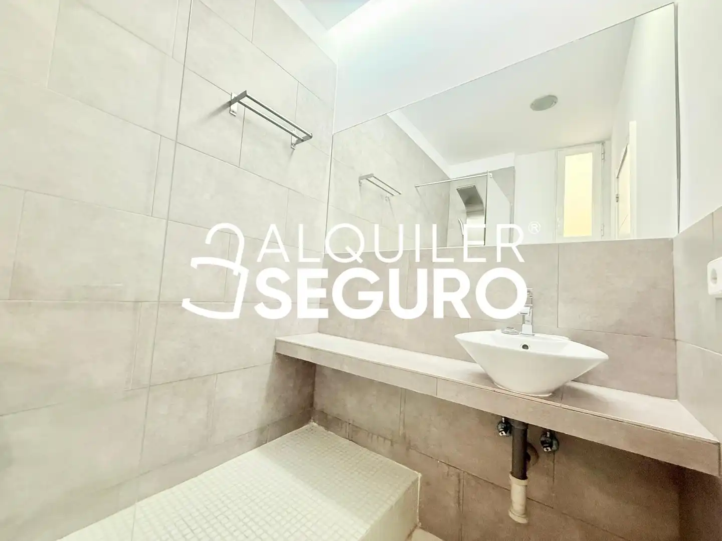 Bathroom of Flat for rent in Madrid  with Air Conditioner and Heating