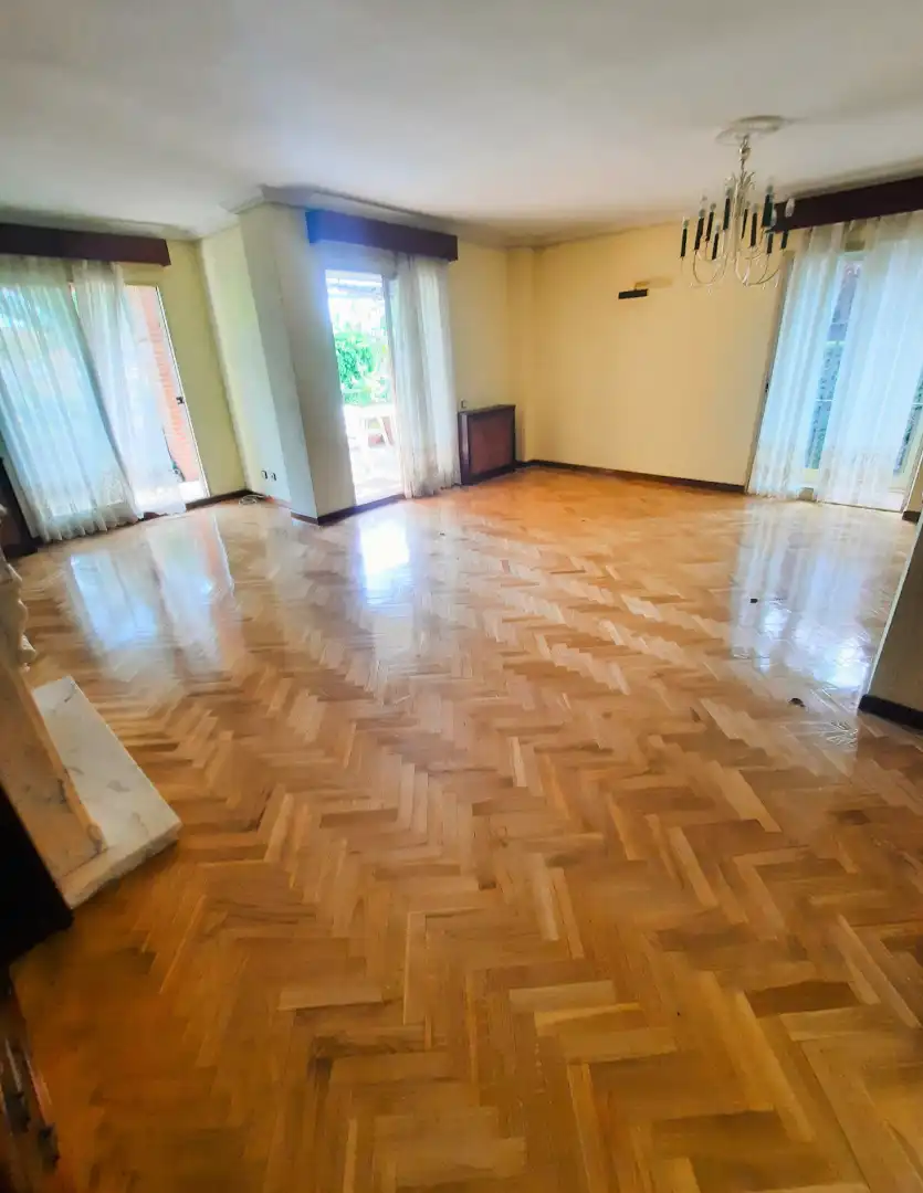 Sala d'estar de Casa adosada en venda en Las Rozas de Madrid amb Jardí privat, Parquet i Terrassa