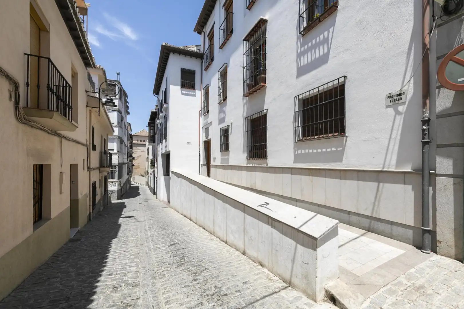 Vista exterior de Casa adosada en venda en Granada amb Jardí privat