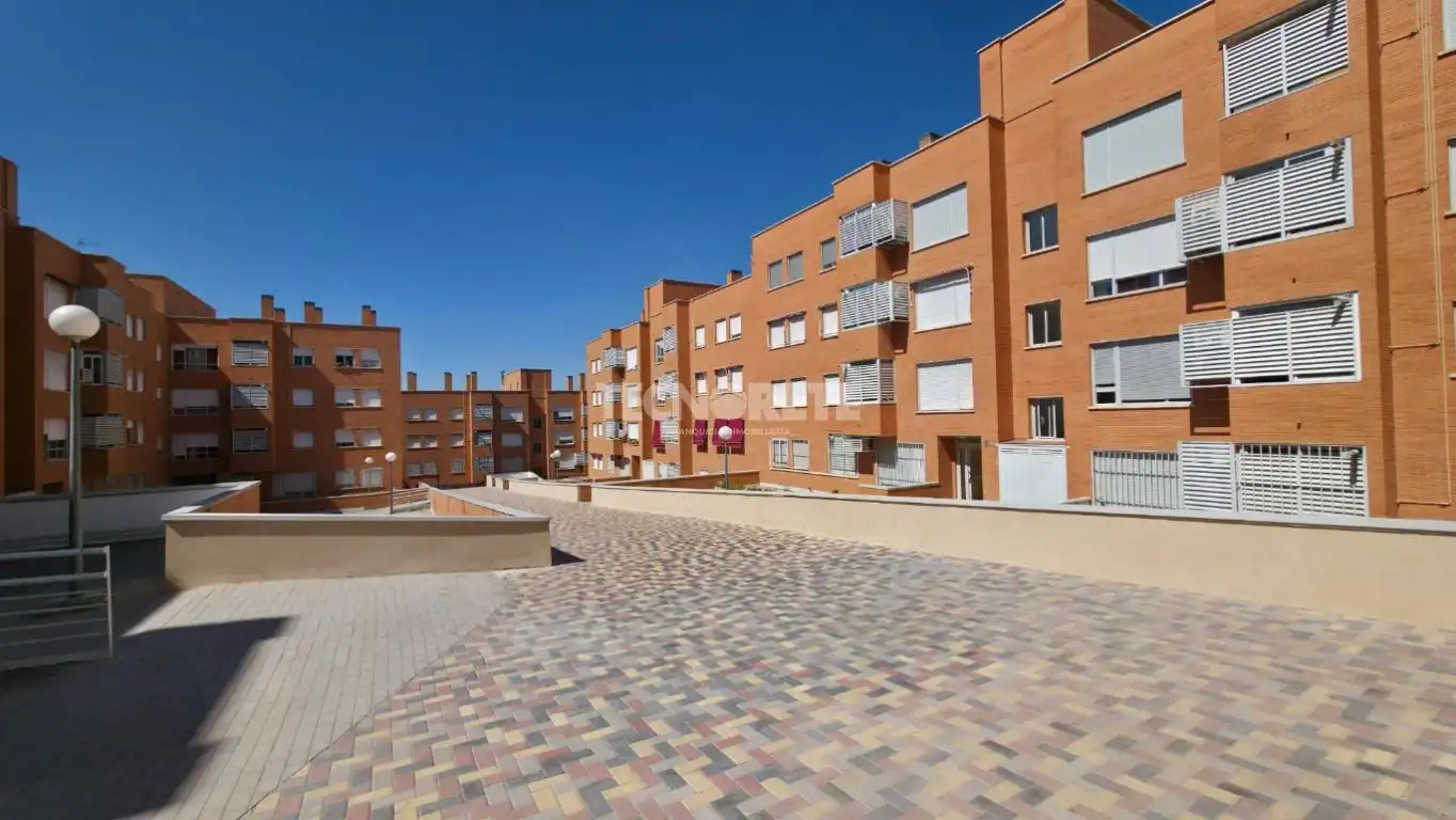 Vista exterior de Piso en venta en Guadalajara con Calefacción y Jardín privado