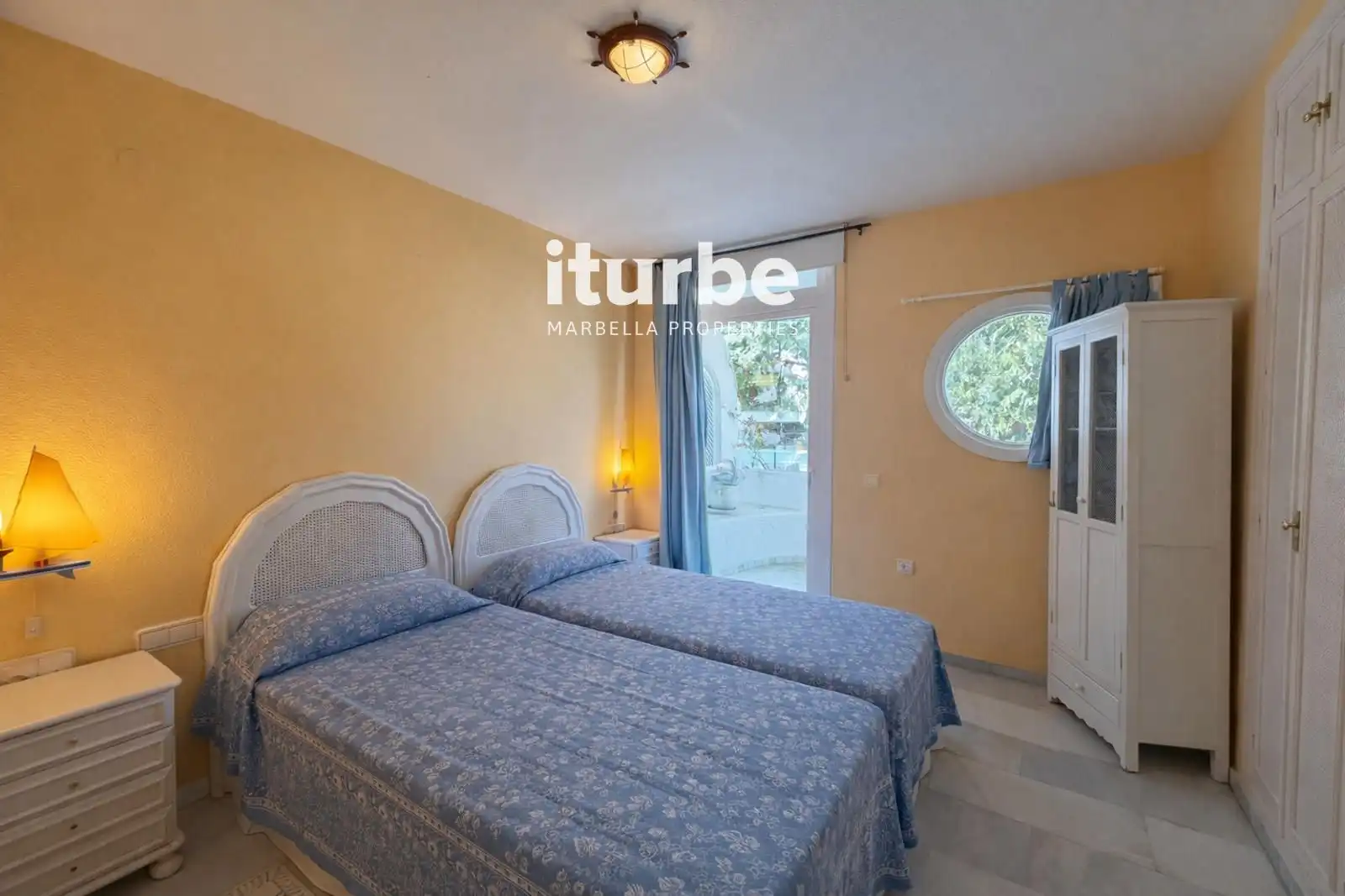 Habitación de Piso de alquiler en Marbella con Aire acondicionado, Terraza y Piscina