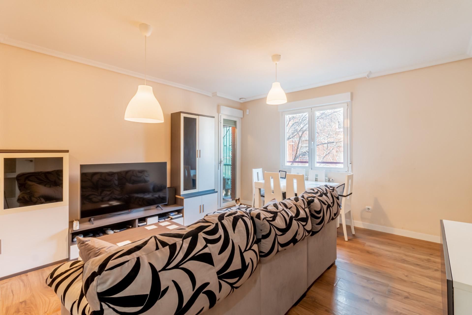 Living room of Flat for sale in  Madrid Capital  with Heating, Terrace and Alarm