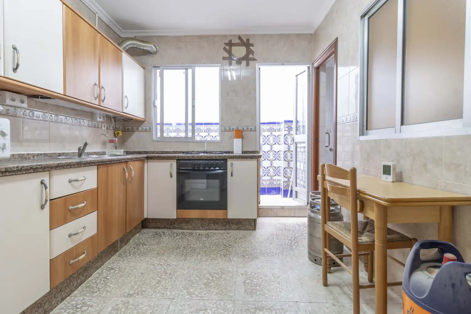 Küche von Einfamilien-Reihenhaus zum Verkauf in Sevilla mit Terrasse, Abstellraum und Balkon