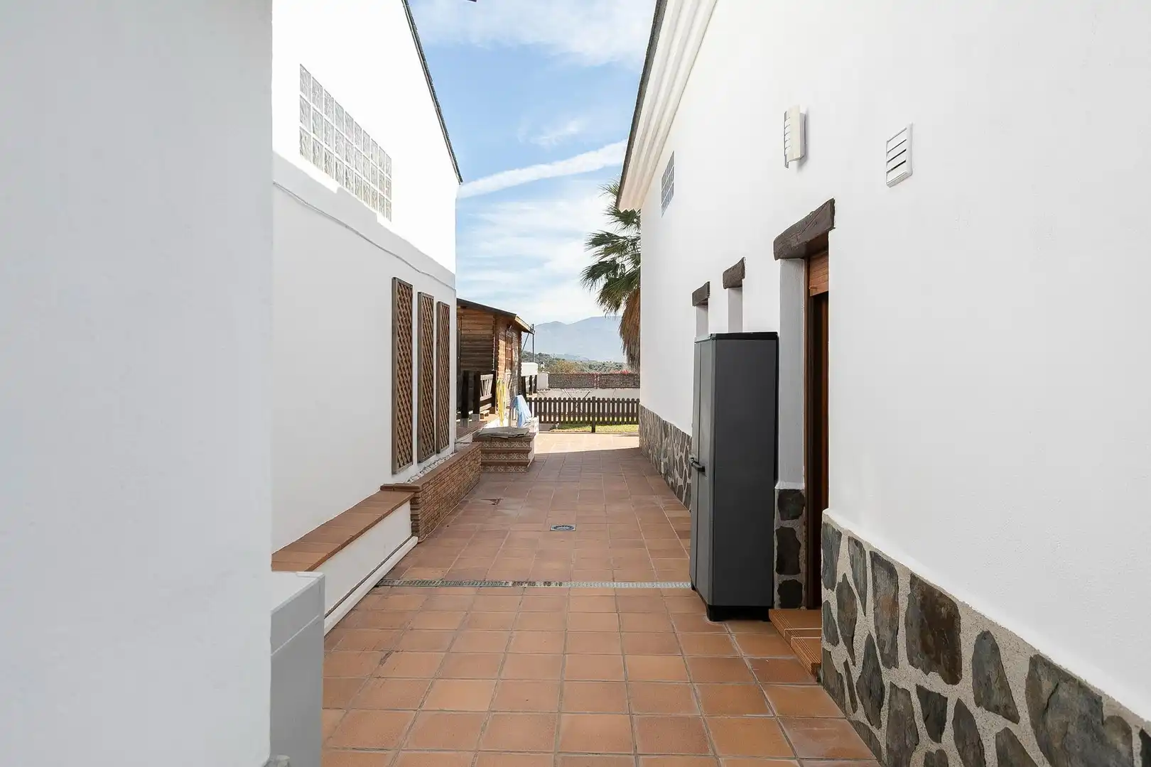 Vista exterior de Casa o xalet en venda en Huétor de Santillán amb Calefacció, Jardí privat i Piscina