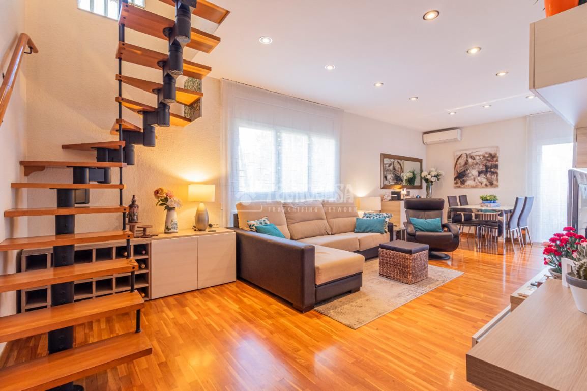Sala d'estar de Casa adosada en venda en Sant Cugat del Vallès amb Aire condicionat, Calefacció i Terrassa