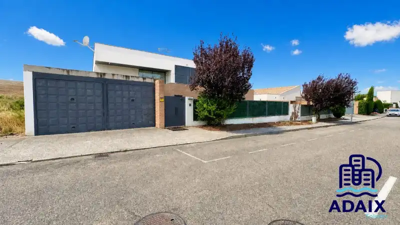 Exterior view of Houses for sale in Layos  with Air Conditioner, Heating and Terrace