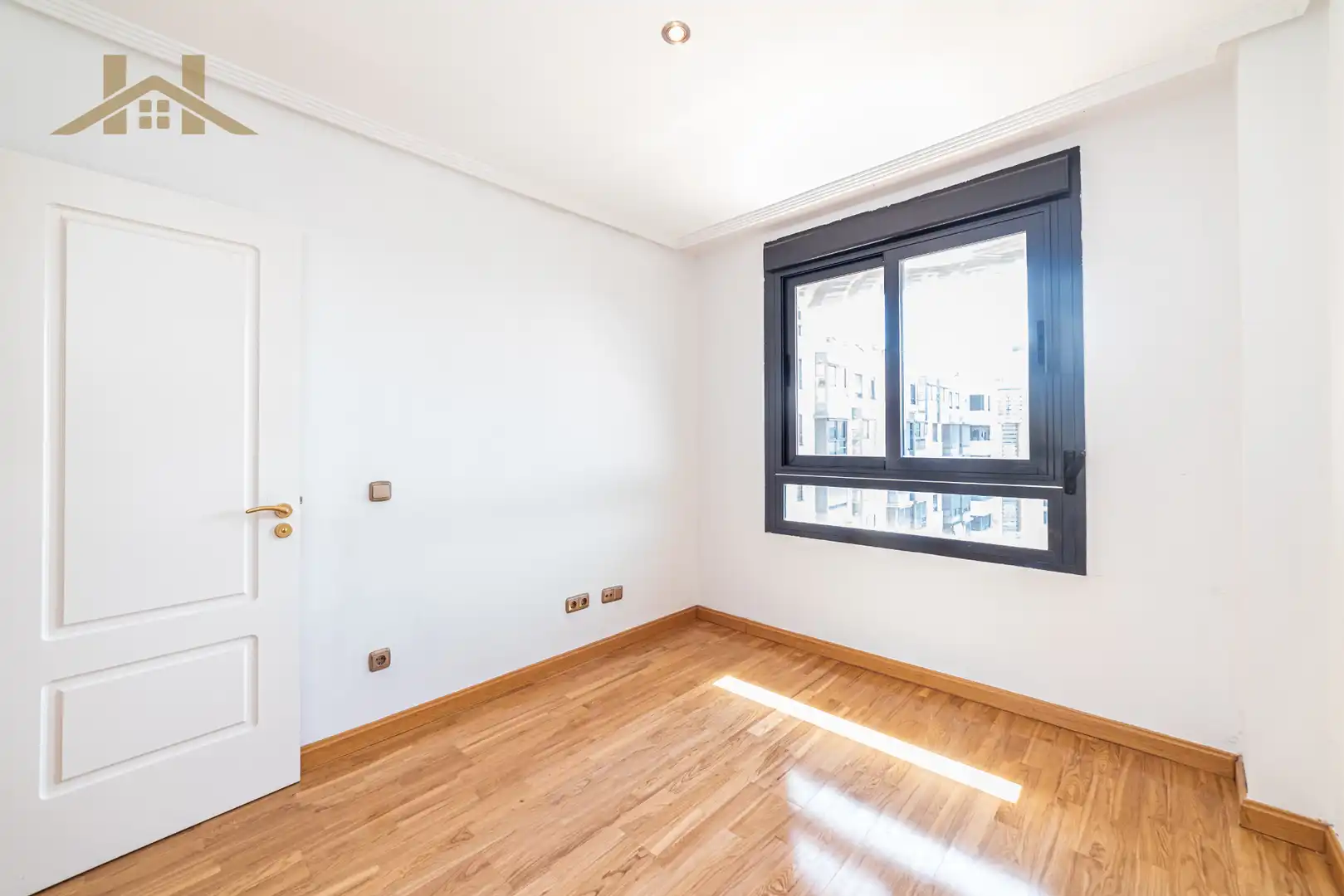 Bedroom of Flat for sale in Madrid  with Air Conditioner, Private garden and Storage room