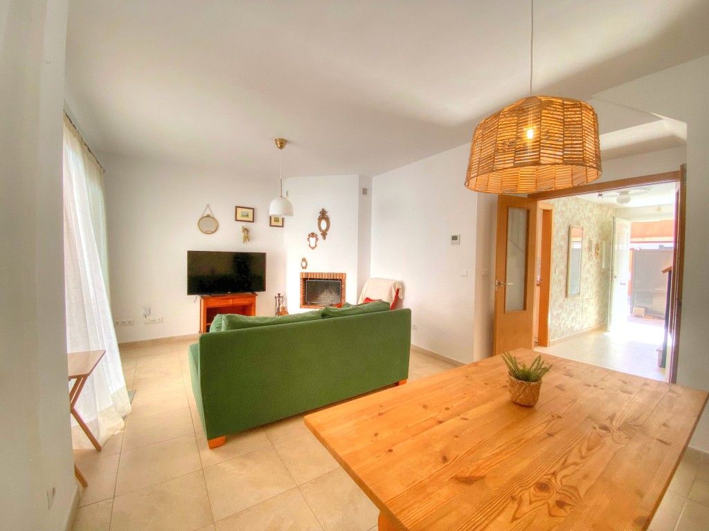 Sala d'estar de Casa adosada de lloguer en Vélez-Málaga amb Aire condicionat, Terrassa i Moblat