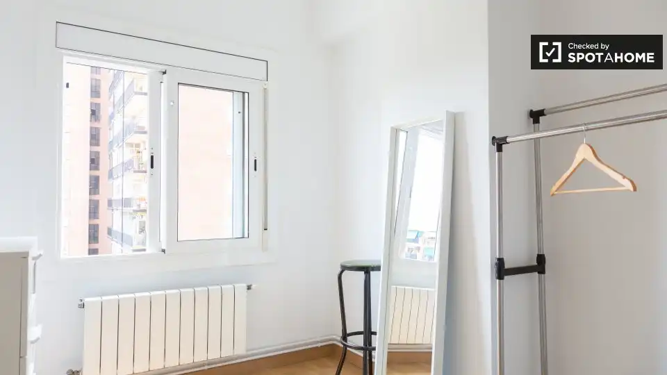 Dormitori de Apartament per a compartir en Barcelona amb Aire condicionat, Calefacció i Terrassa