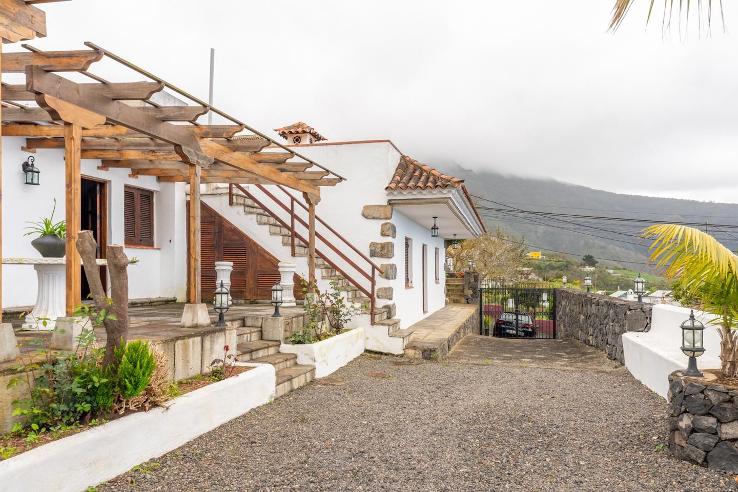 Vista exterior de Finca rústica en venda en Los Realejos amb Jardí privat, Piscina i Piscina comunitària