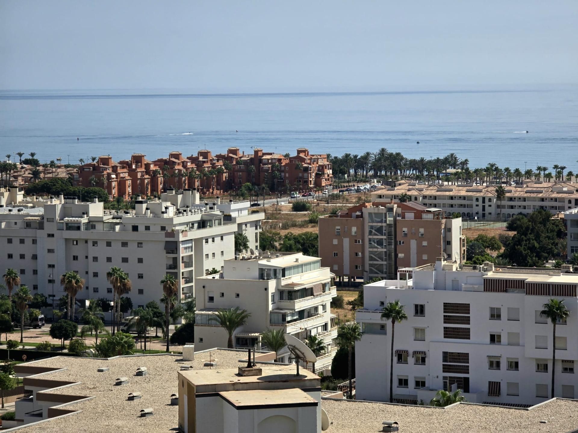 Vista exterior de Estudi en venda en Torremolinos amb Aire condicionat, Jardí privat i Piscina comunitària