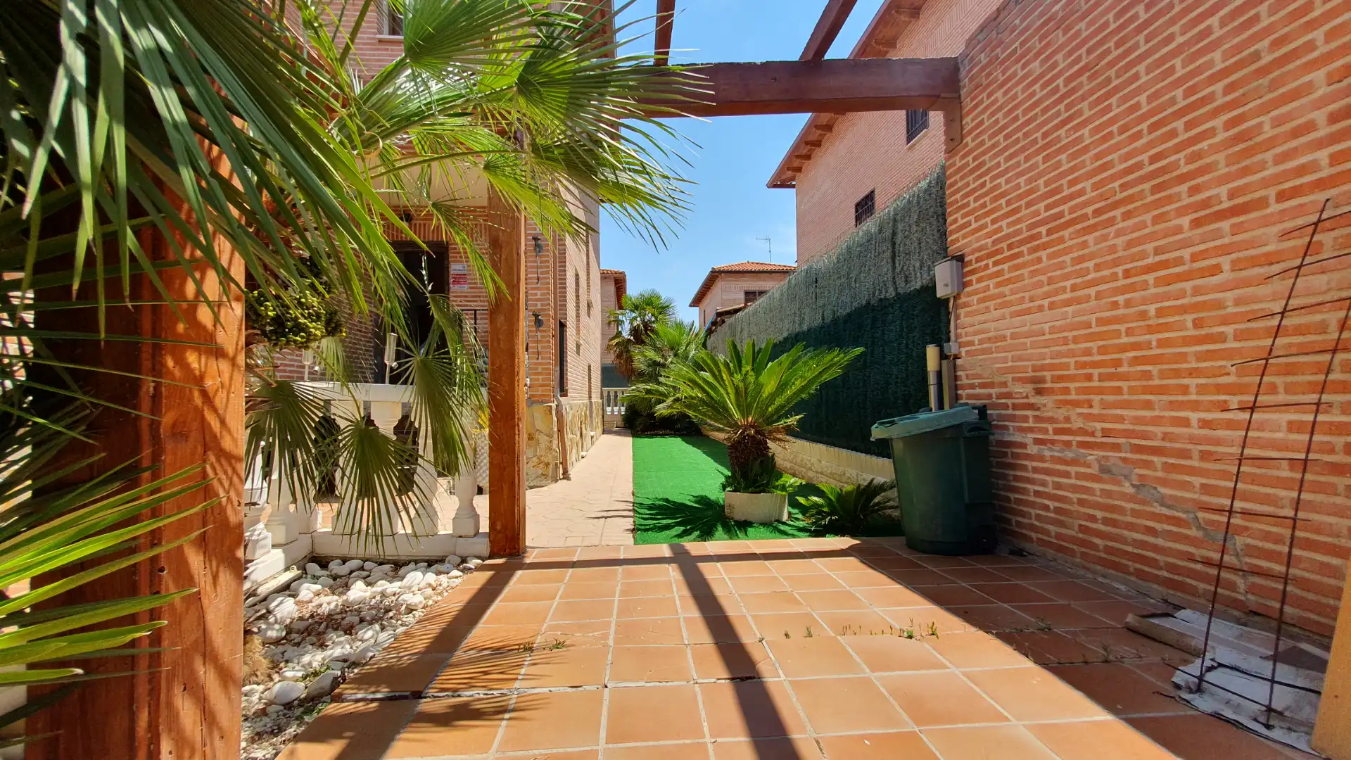 Vista exterior de Casa adosada en venda en Olías del Rey amb Aire condicionat, Calefacció i Jardí privat