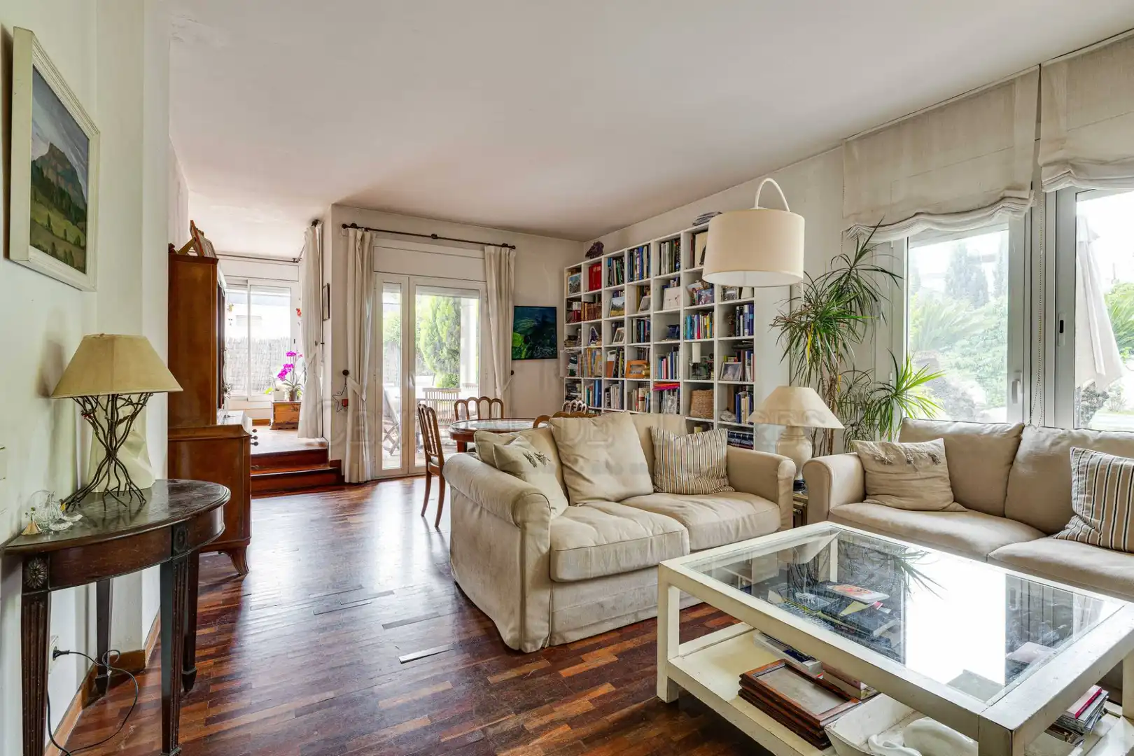 Sala de estar de Casa o chalet en venta en Sant Cugat del Vallès con Calefacción, Jardín privado y Parquet