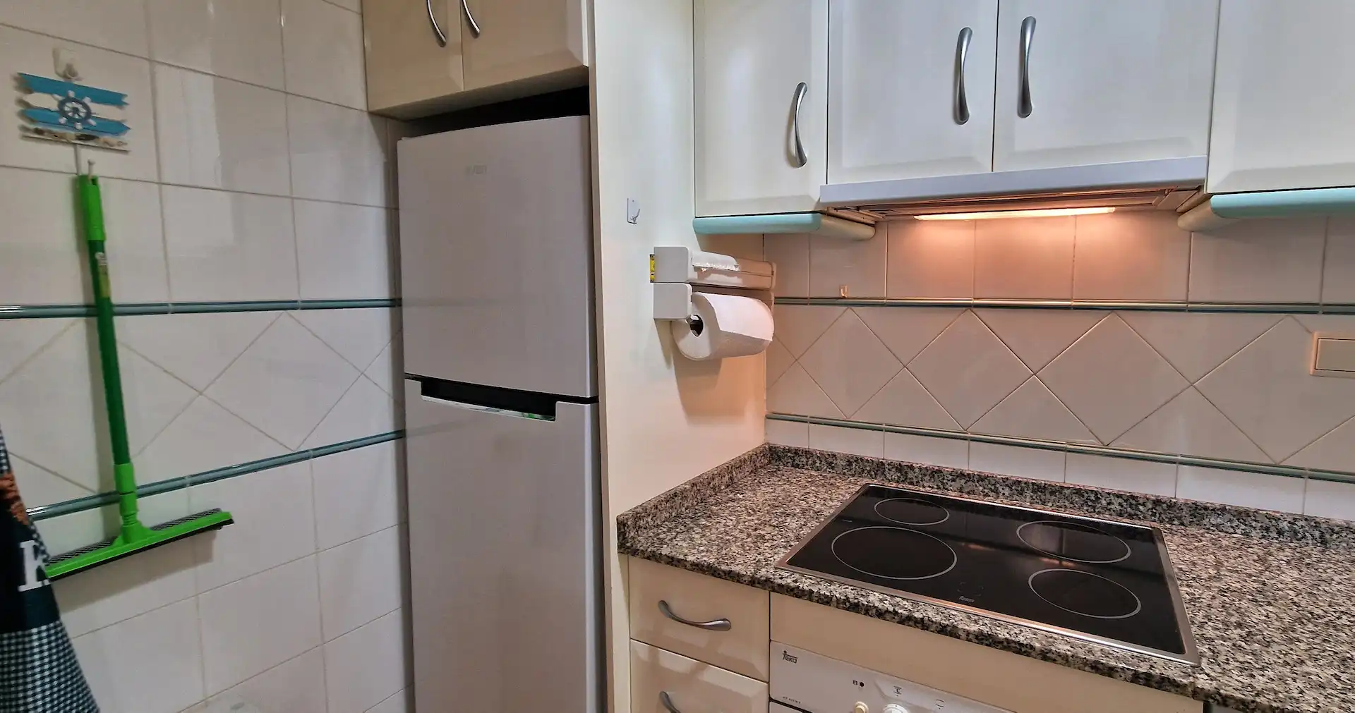 Cuina de Apartament de lloguer en Guardamar del Segura amb Aire condicionat, Calefacció i Moblat