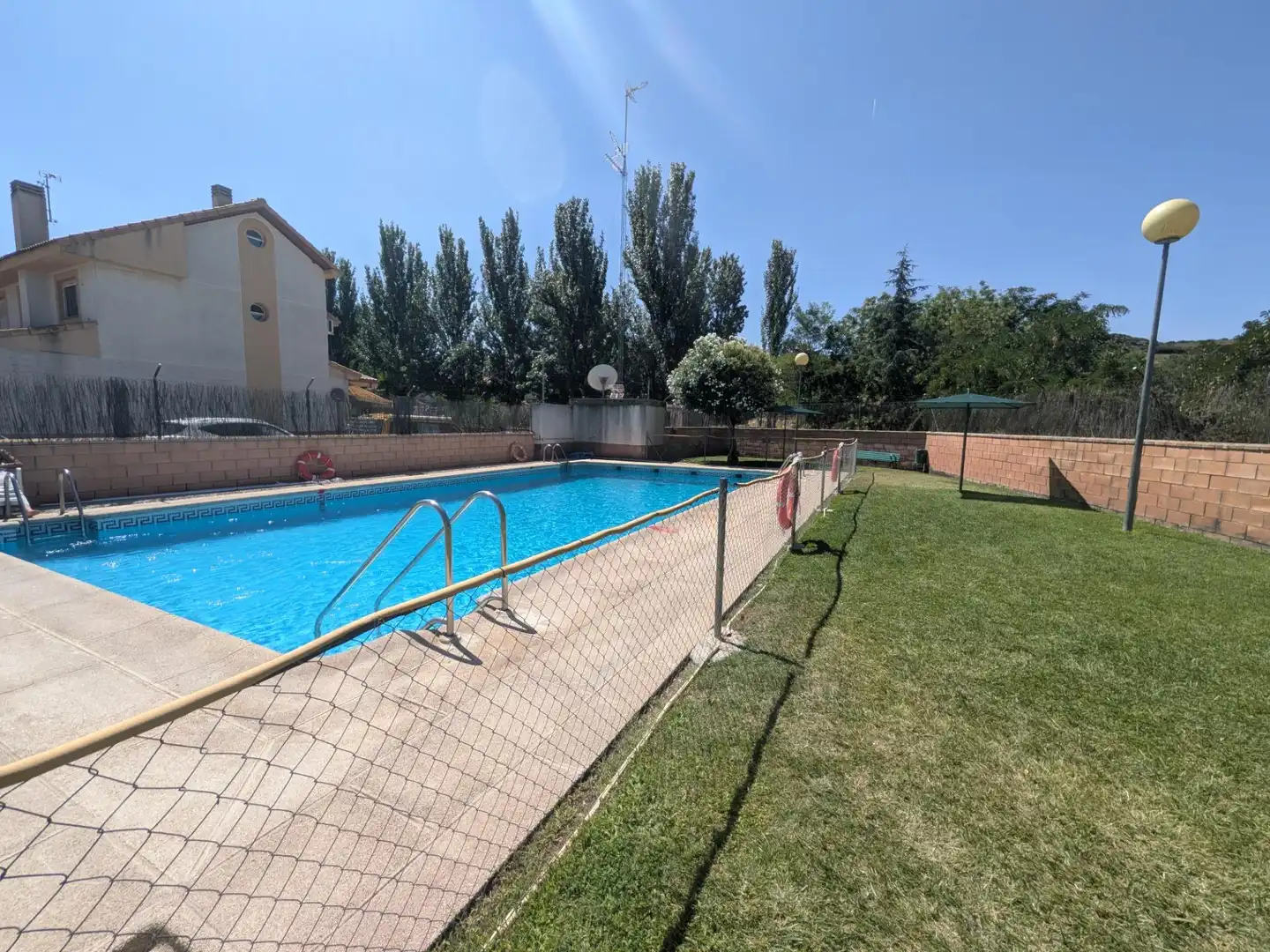 Piscina de Casa adosada en venda en Villalbilla amb Piscina comunitària