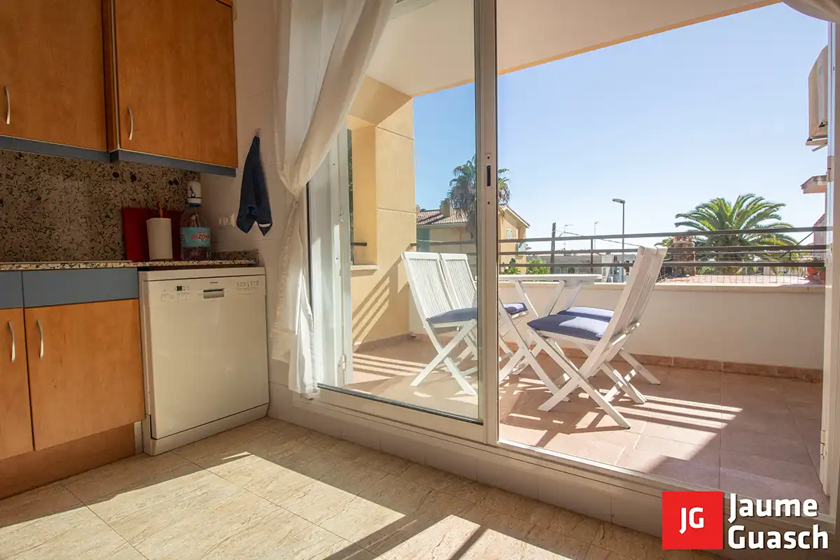Terrasse von Einfamilien-Reihenhaus zum Verkauf in Torredembarra mit Klimaanlage, Heizung und Privatgarten