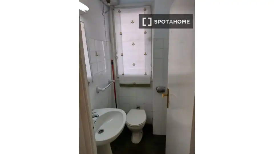 Bathroom of Apartments for share in Bilbao   with Air Conditioner, Terrace and Furnished