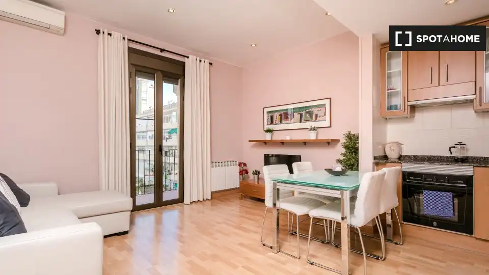 Flat with terrace to rent in Eixample
