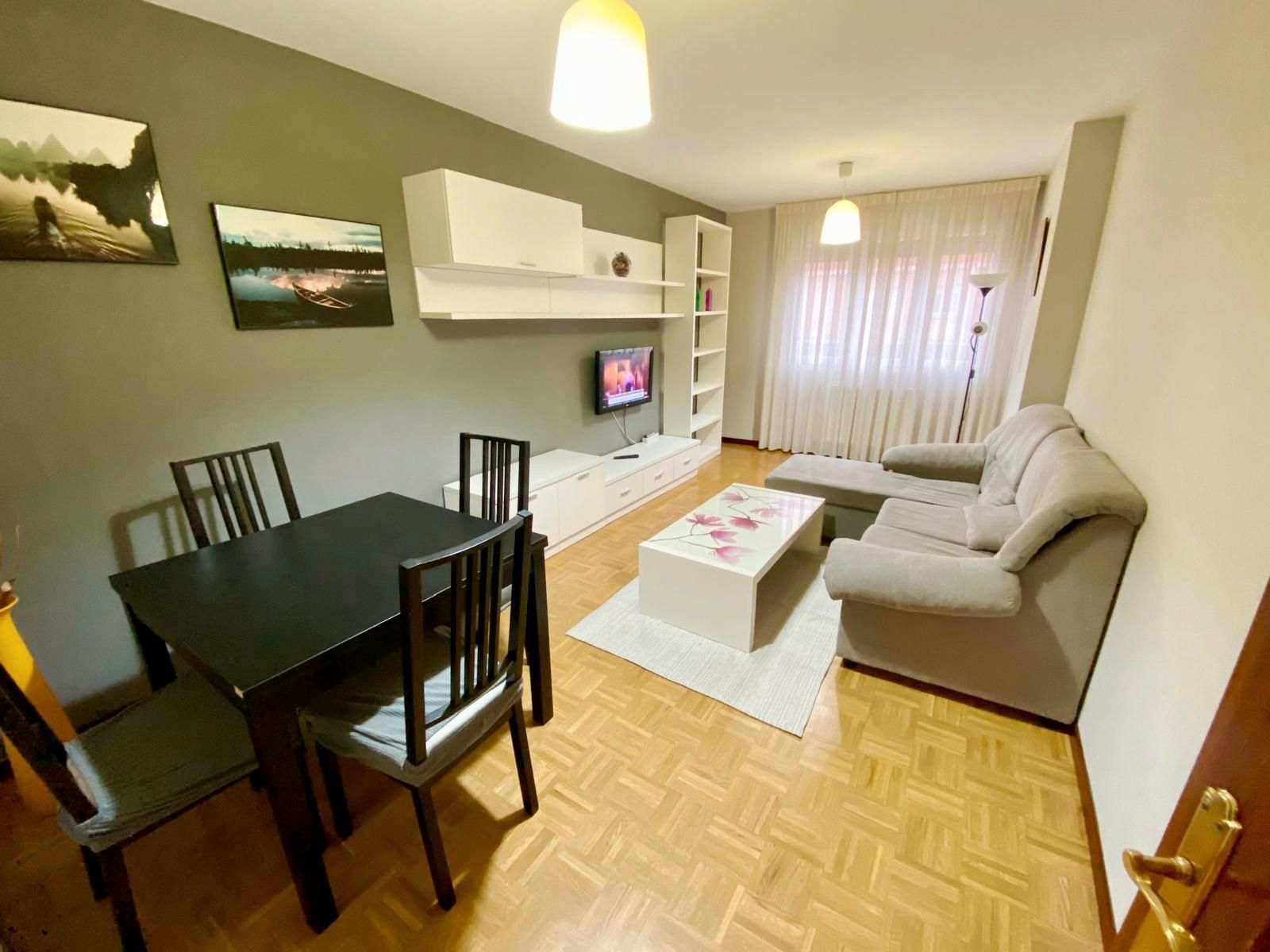 Sala d'estar de Apartament de lloguer en Gijón  amb Calefacció, Parquet i Traster