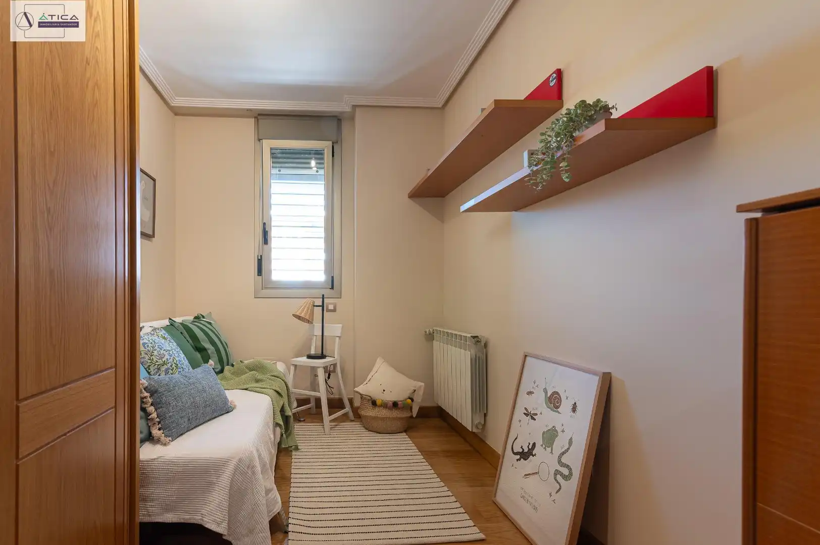 Schlafzimmer von Dachboden zum Verkauf in Santander mit Heizung, Privatgarten und Parkett
