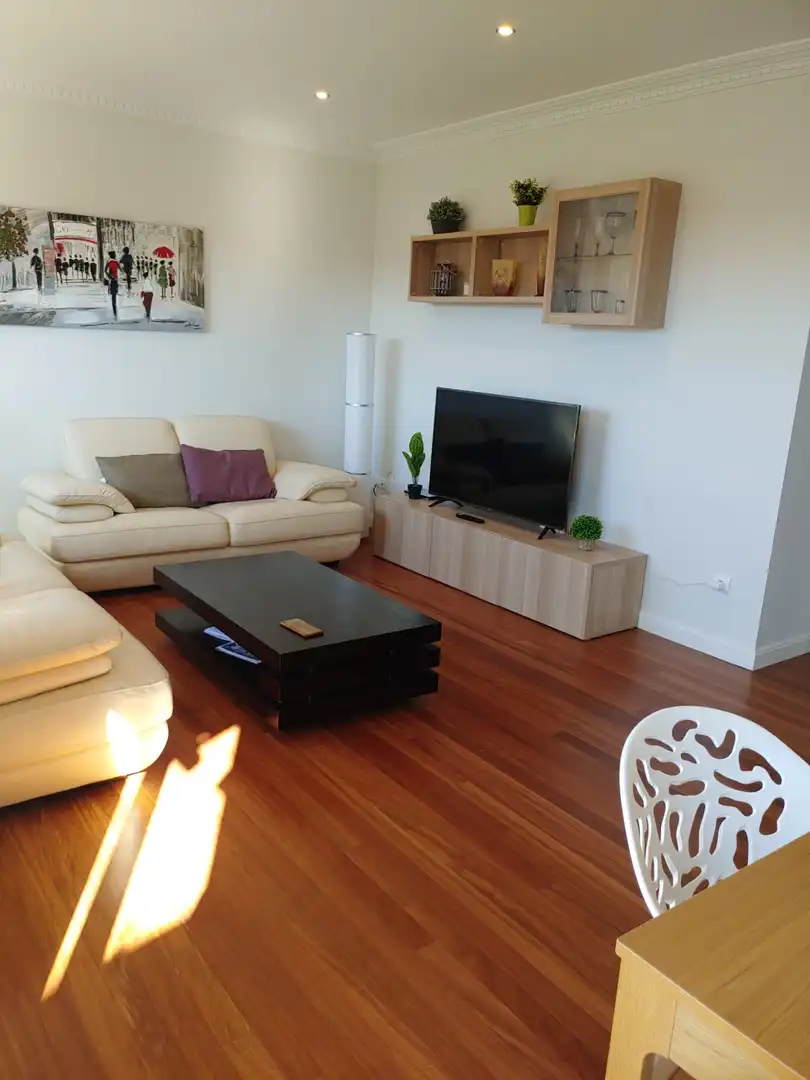 Wohnzimmer von Wohnung zur Miete in Santander mit Heizung, Privatgarten und Parkett