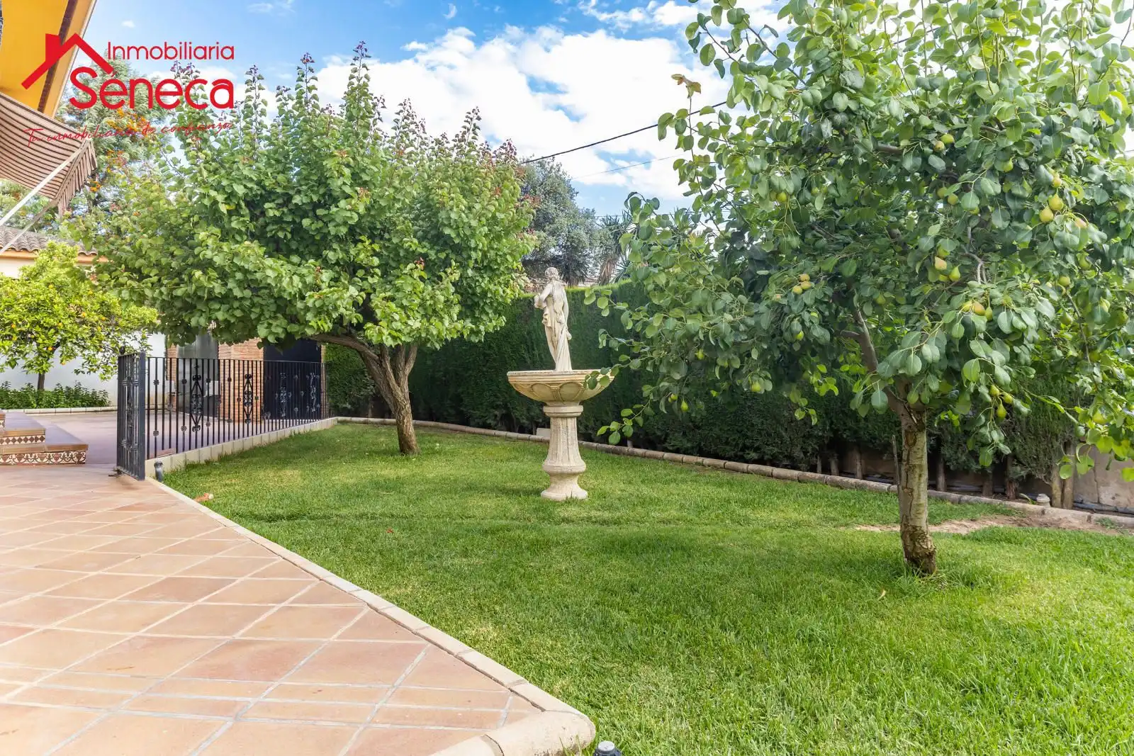 Garden of Houses for sale in La Carlota  with Air Conditioner, Heating and Private garden