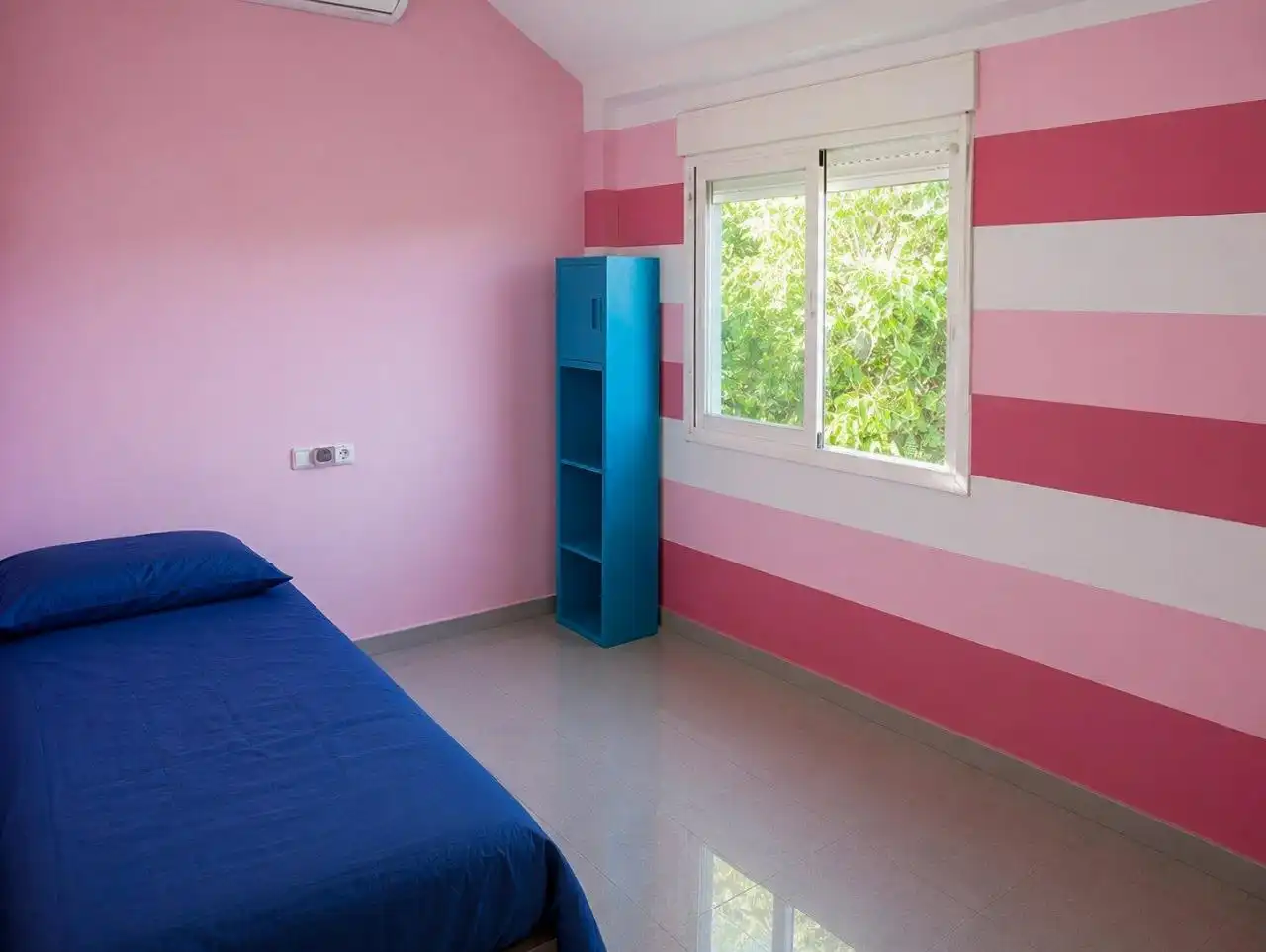 Schlafzimmer von Haus oder Chalet zum Verkauf in Dúrcal mit Privatgarten, Schwimmbad und Balkon