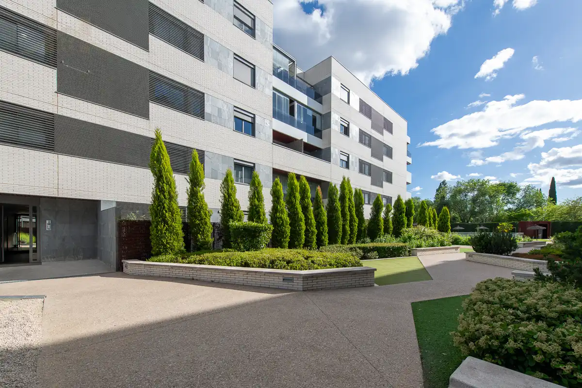 Vista exterior de Piso en venta en La Moraleja con Aire acondicionado, Calefacción y Terraza