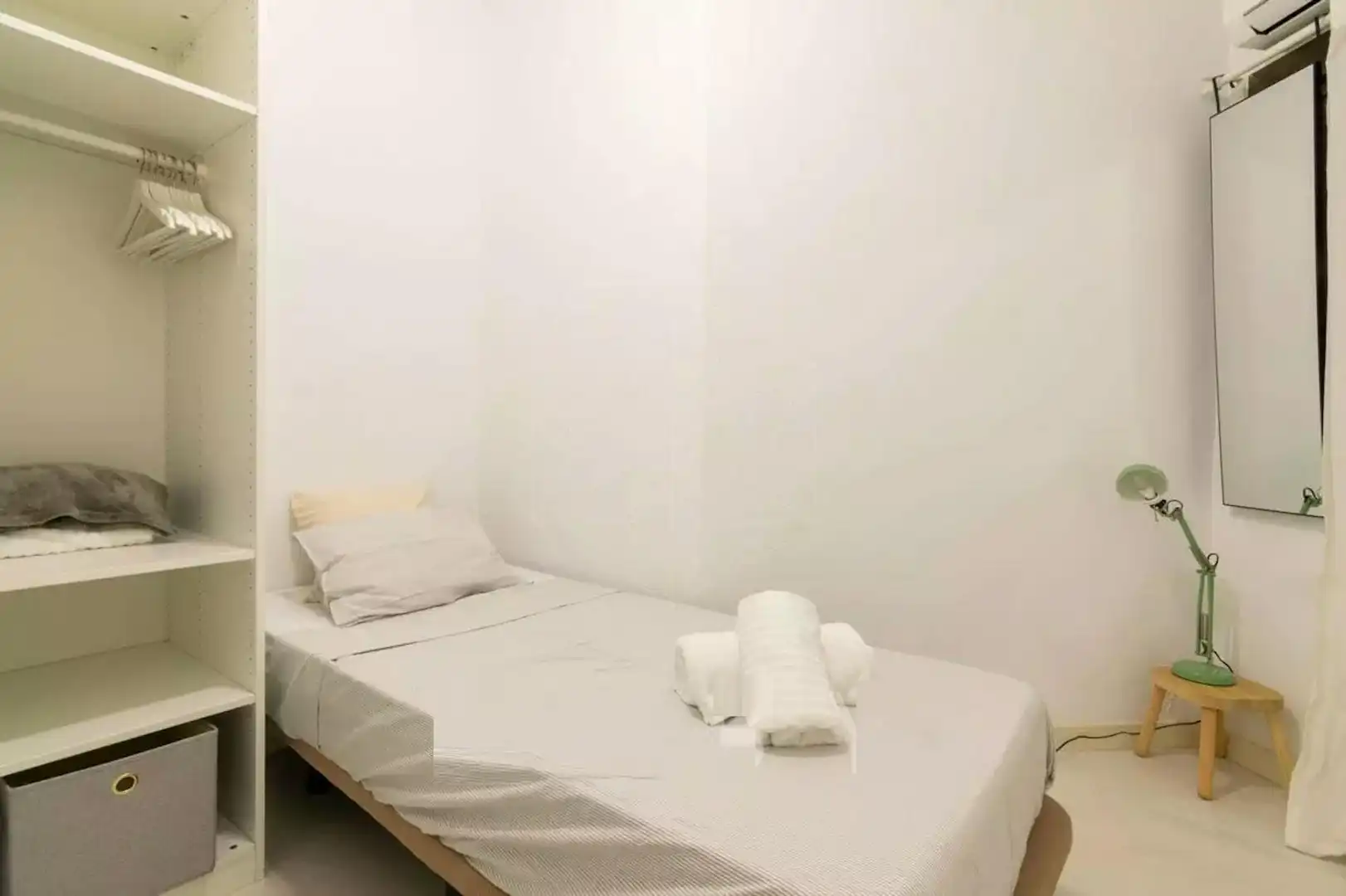 Dormitori de Pis de lloguer en L'Hospitalet de Llobregat amb Aire condicionat, Calefacció i Moblat