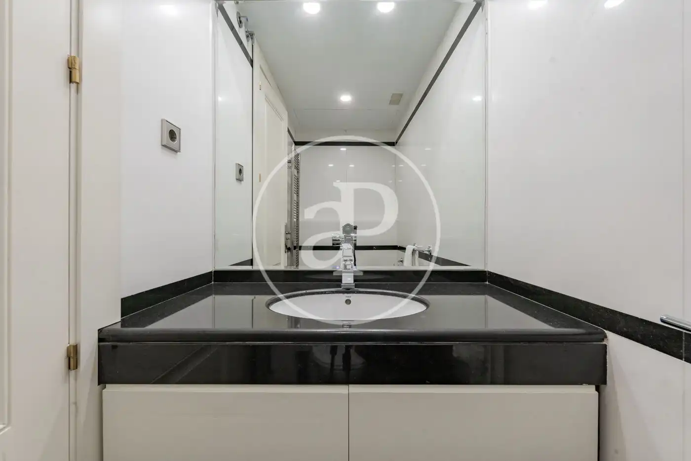 Bathroom of Flat for rent in Madrid  with Air Conditioner, Heating and Terrace