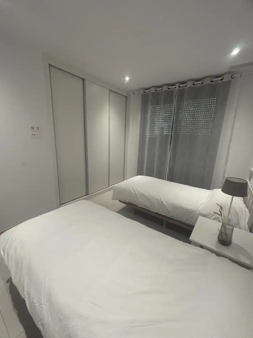 Dormitori de Casa adosada en venda en Estepona amb Aire condicionat, Calefacció i Jardí privat
