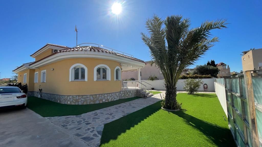 Vista exterior de Casa o xalet en venda en La Manga del Mar Menor amb Aire condicionat, Calefacció i Jardí privat