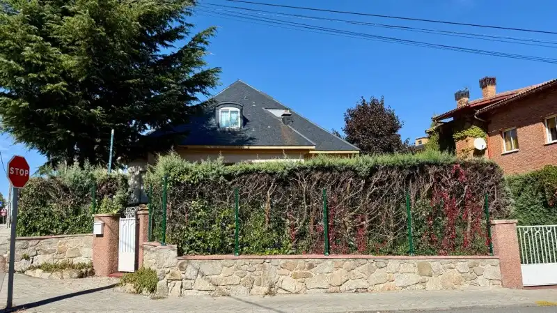 Vista exterior de Casa o xalet en venda en El Espinar amb Calefacció, Jardí privat i Parquet