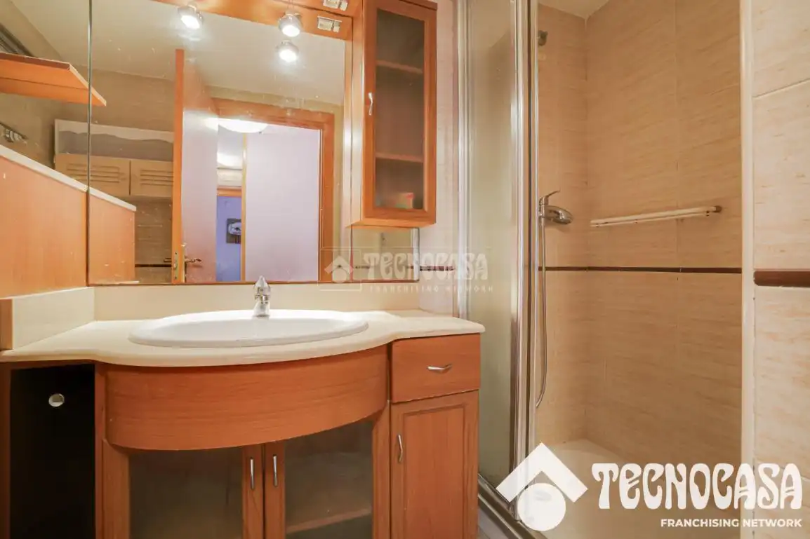 Baño de Piso en venta en Santa Coloma de Gramenet con Calefacción y Terraza