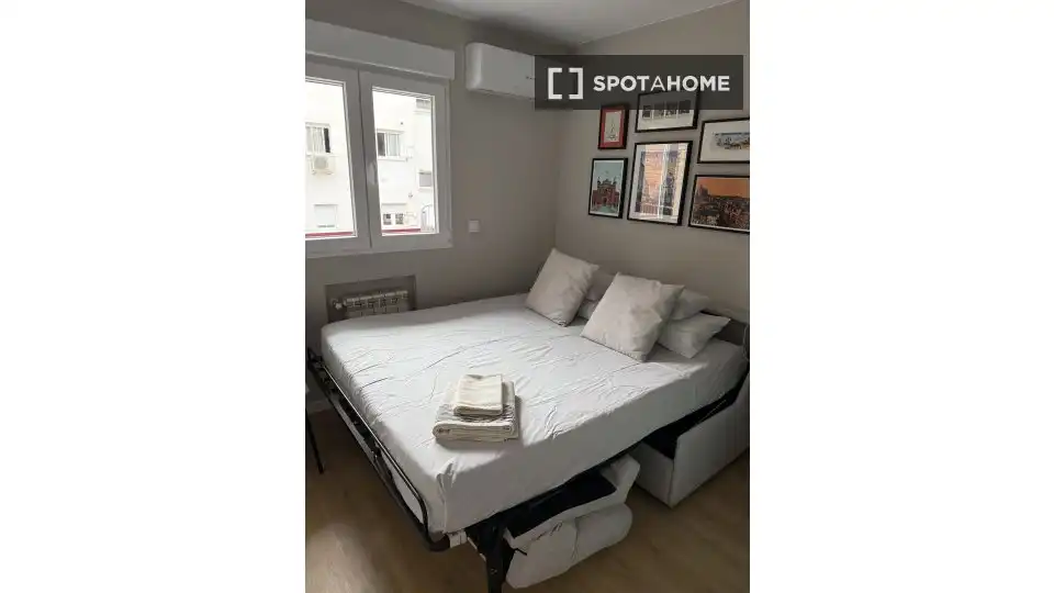 Dormitori de Apartament per a compartir en Madrid amb Aire condicionat, Calefacció i Terrassa
