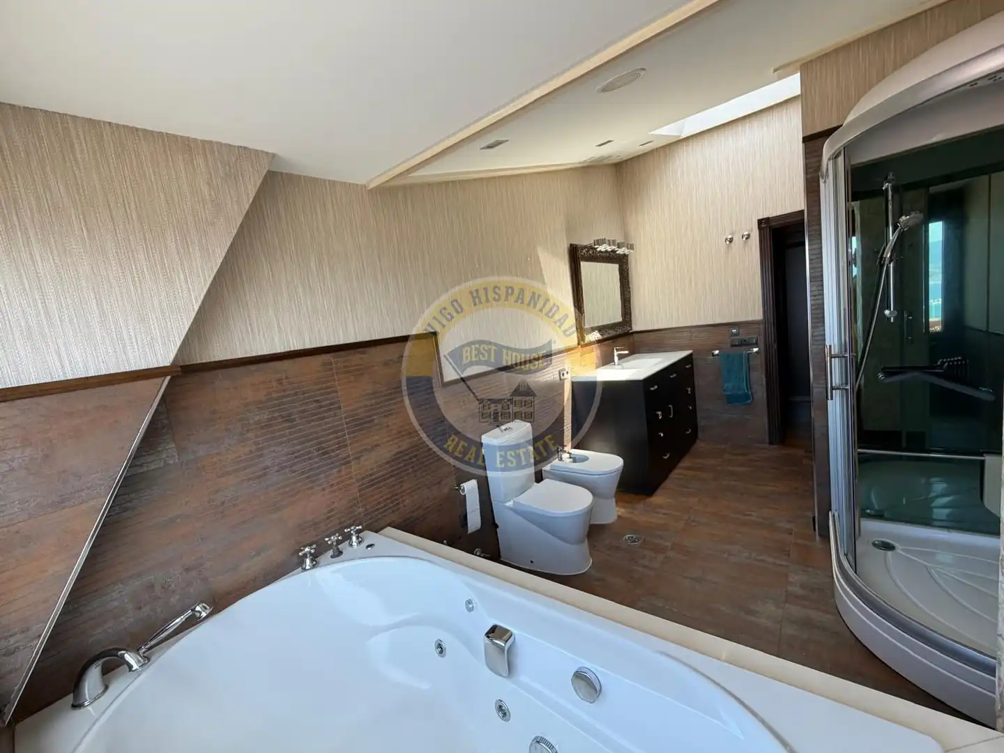 Badezimmer von Dachboden zur Miete in Vigo  mit Heizung, Parkett und Terrasse