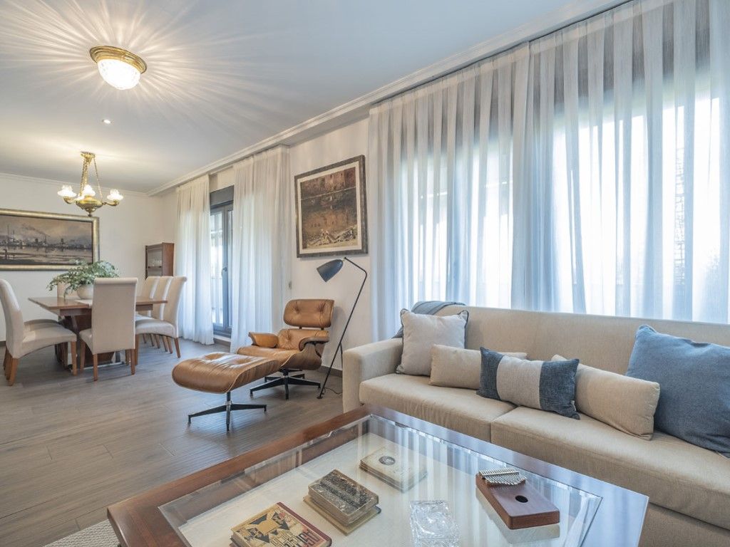 Living room of Attic for sale in Pozuelo de Alarcón  with Air Conditioner, Private garden and Oven