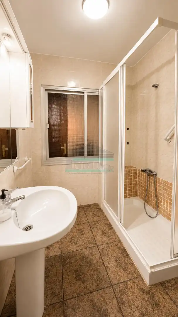 Bathroom of Flat for rent in Granada  with Air Conditioner, Furnished and Oven