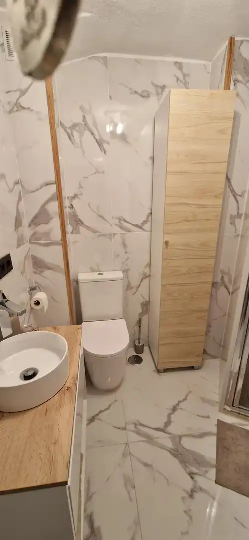 Badezimmer von Wohnungen zur Miete in Fuengirola mit Klimaanlage, Heizung und Parkett