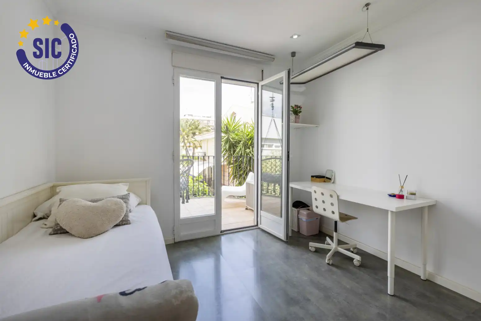 Habitación de Casa adosada en venta en El Puig de Santa Maria con Aire acondicionado, Calefacción y Jardín privado