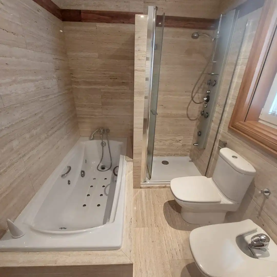 Badezimmer von Wohnung zur Miete in Vigo  mit Heizung, Parkett und Abstellraum