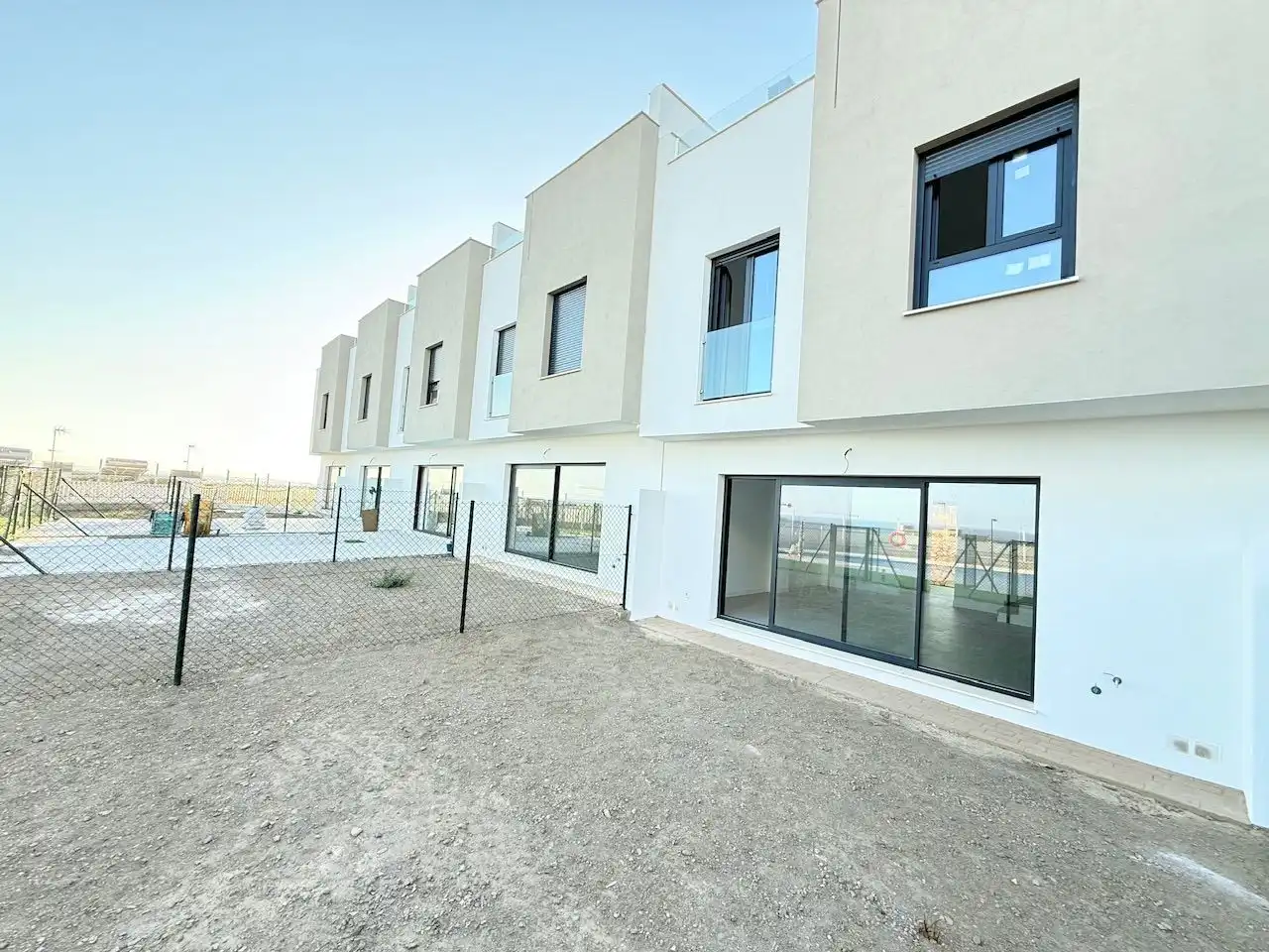 Vista exterior de Casa adosada en venta en Vélez-Málaga con Jardín privado y Piscina comunitaria