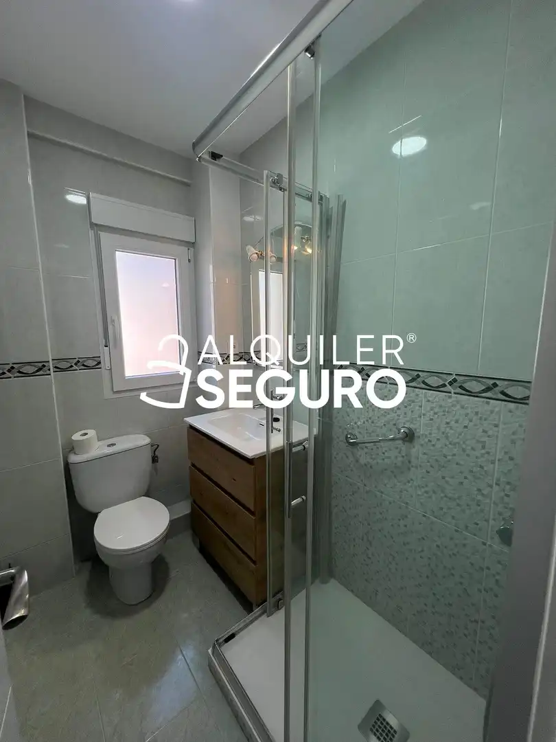 Bathroom of Flat for rent in Madrid  with Air Conditioner, Heating and Terrace