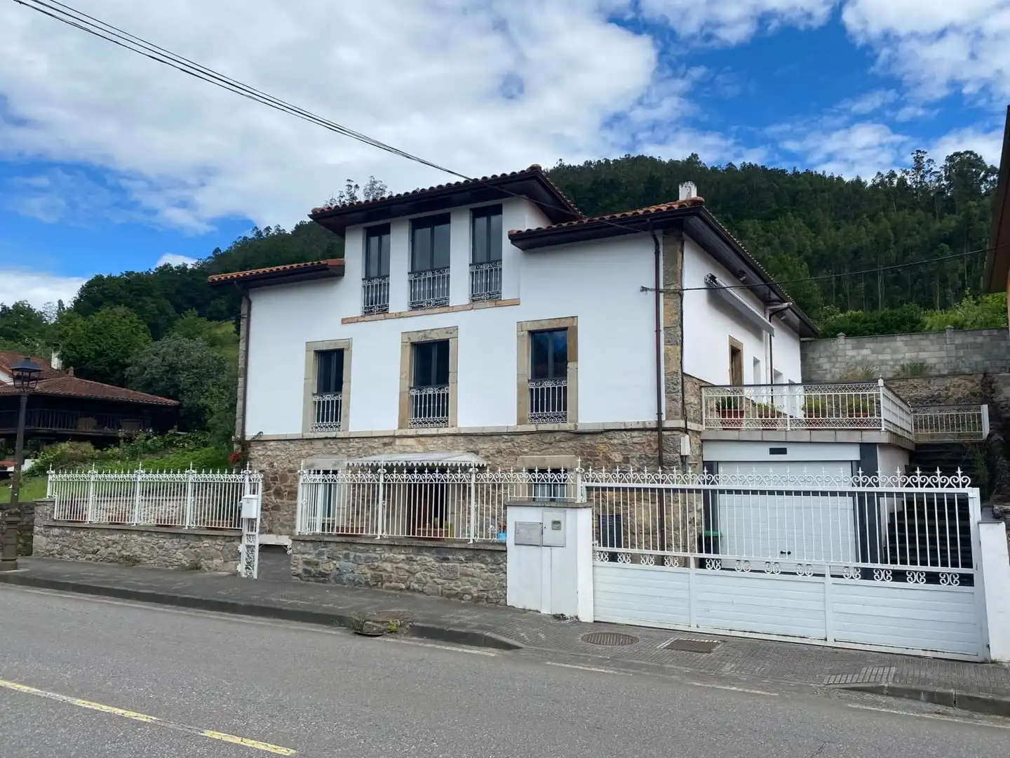 Vista exterior de Casa o xalet en venda en Aller amb Calefacció, Terrassa i Traster